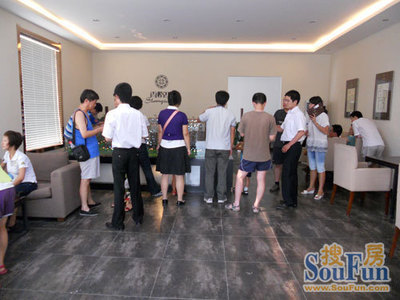香格里樓盤銷售火爆，售樓部咨詢客戶絡(luò)繹不絕